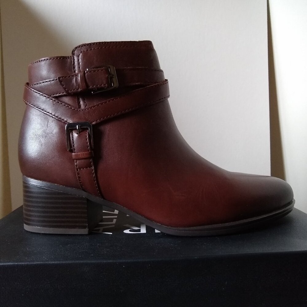 NATURALIZER LEATHER ANKLE BOOTIES. NWT